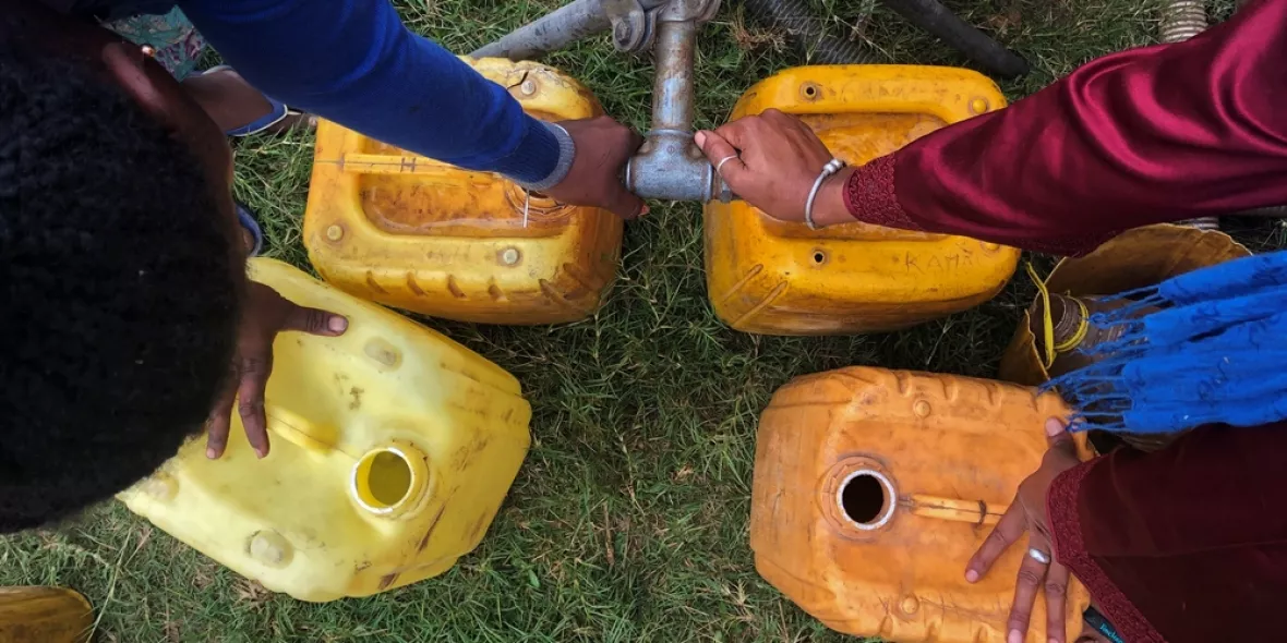 Menschen füllen Kanister mit Wasser im Süden Madagaskars 