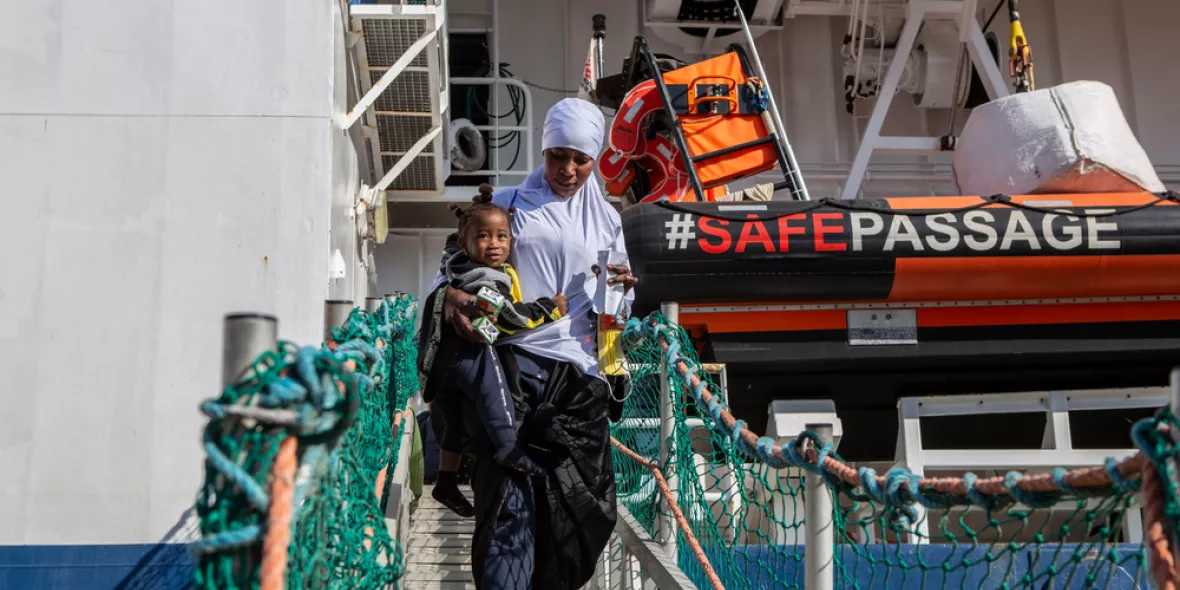 Aus Seenot gerettete Mutter und Kind gehen von Bord der Geo Barents