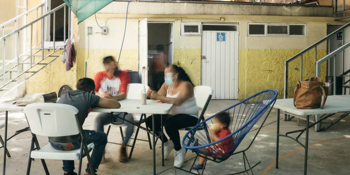 Migrant*innen sitzen in dem ambulanten Zentrum CAI in Mexiko-Stadt