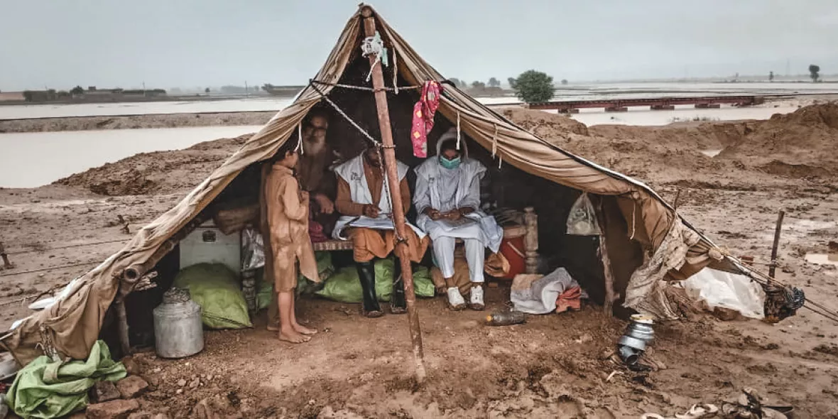 Akeela Qadir aus Pakistan hilft den Menschen, die in Zelten leben müssen.
