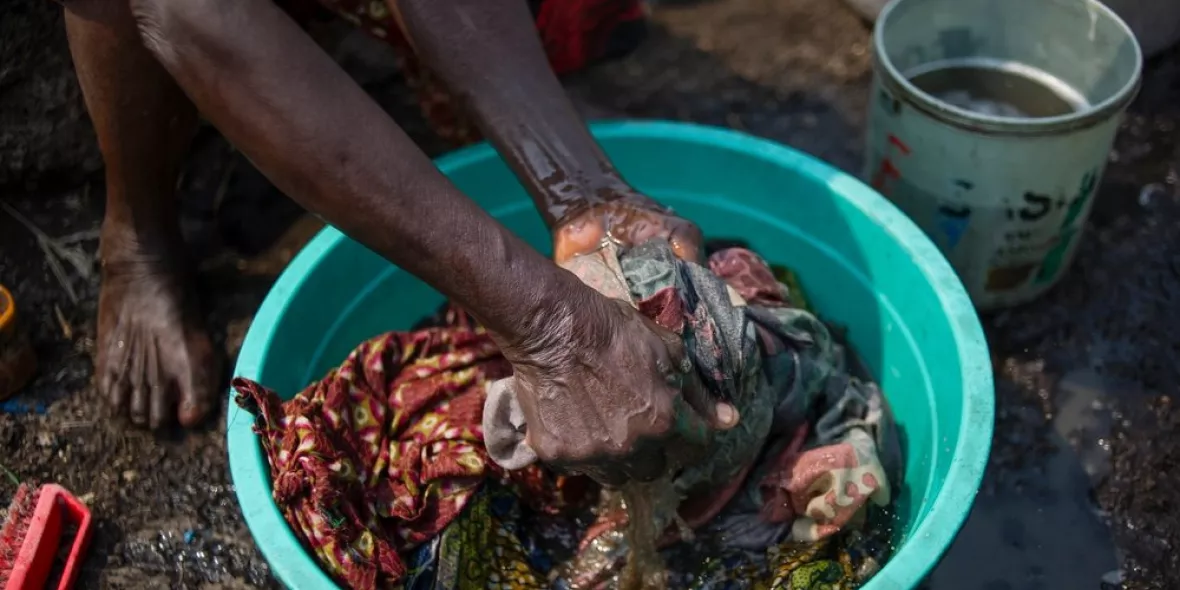 In einer großen Schüssel wird Kleidung gewaschen