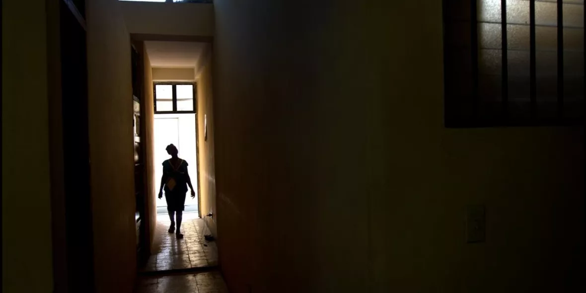 Der Schatten eines schwangeren 16-jährigen Mädchens im Gang eines haitianischen Krankenhauses lässt sich zur Familienplanung beraten.