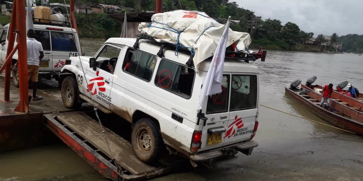 Ein Jeep von Ärzte ohne Grenzen wird auf eine Fähre gefahren um den Telembi Fluss in Kolumbien zu überqueren