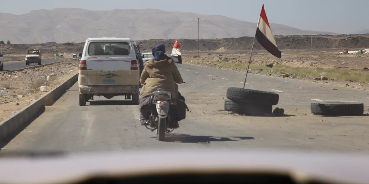Mehrere Fahrzeuge auf einer Straße von Marib, Jemen