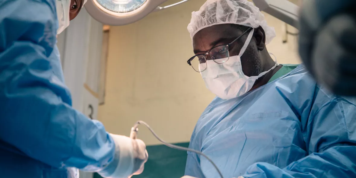Dr. Abubakar Lawal Abdullahi nimmt eine Operation an einem Noma-Überlebenden vor.