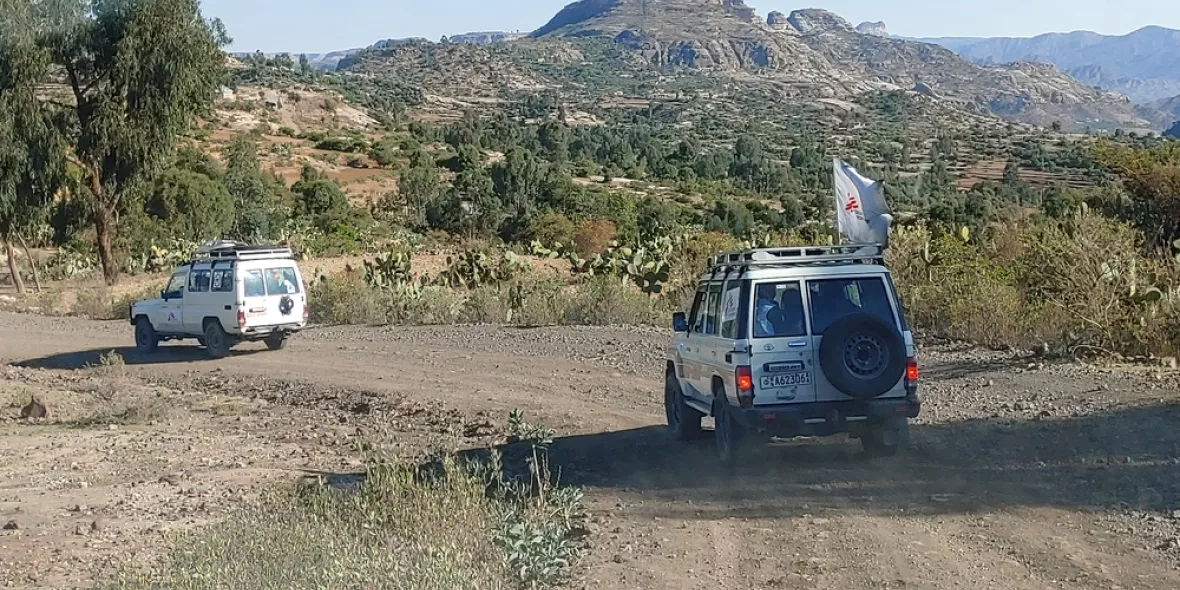 Jeeps von Ärzte ohne Grenzen die durch Tigray fahren
