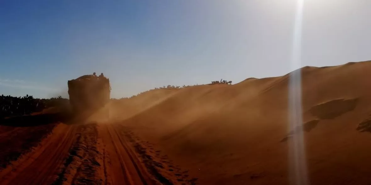 Eine wüstenartige Landschaft und gleißende Sonne in Madagaskar