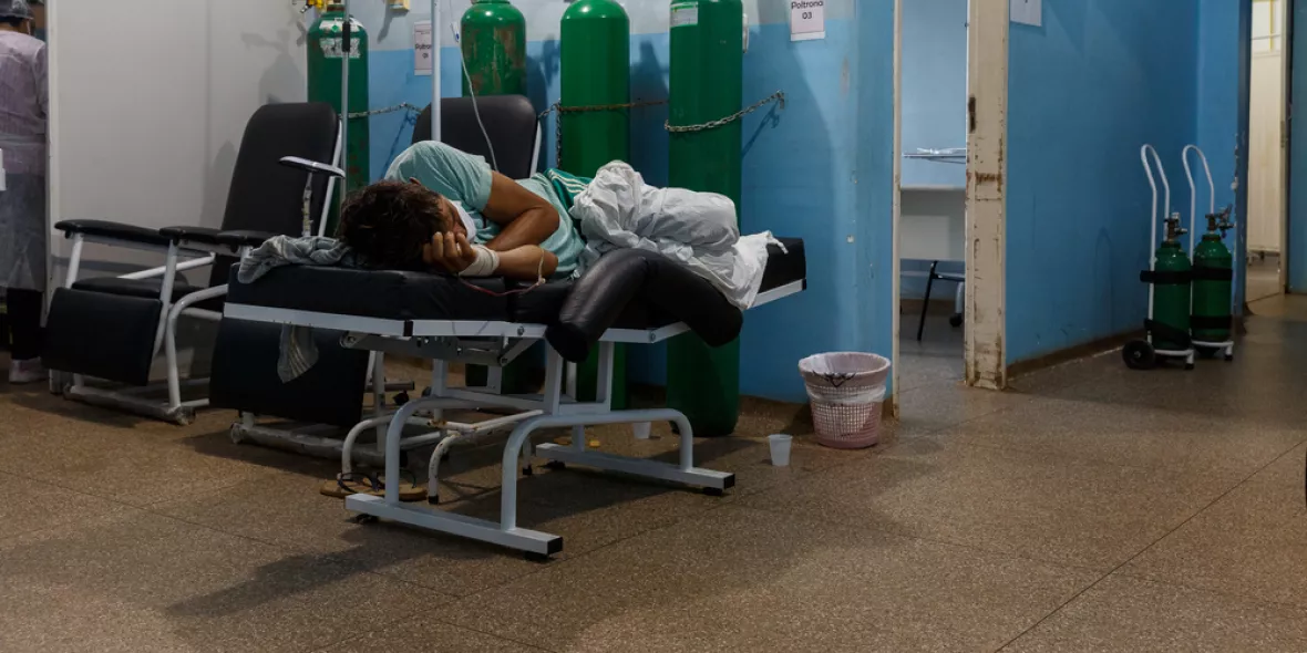 Eine Covid-19 Patientin in einem Krankenbett
