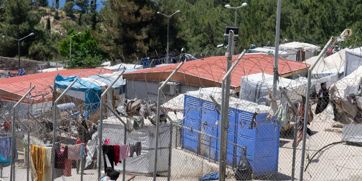 Ein Aufnahmezentrum für Geflüchtete in Samos, umgeben von einem hohen Stacheldrahtzaun