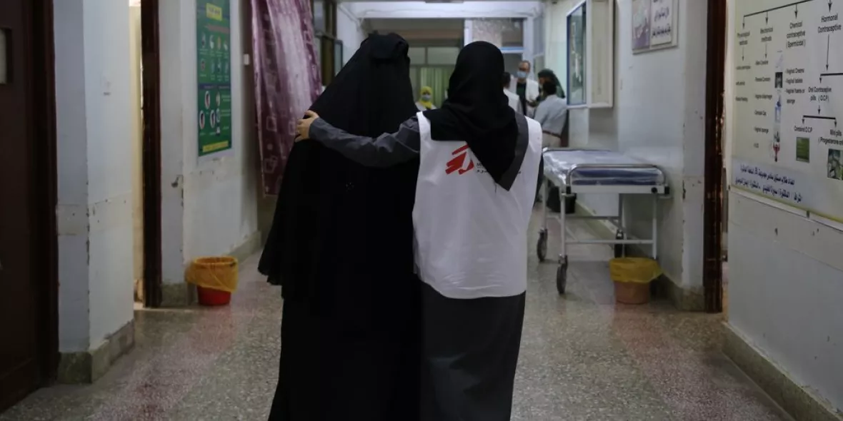 Eine Hebamme begleitet eine Mutter aus dem Al-Jamhouri-Krankenhaus 
