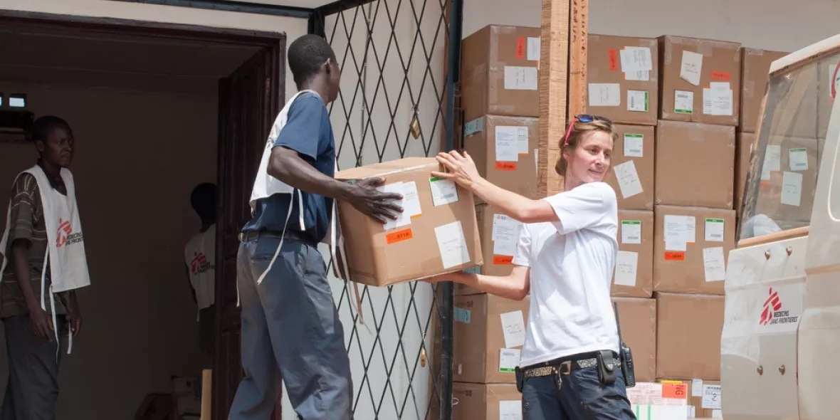 Logistiker*innen verräumen Kisten mit medizinischen Hilfsgütern