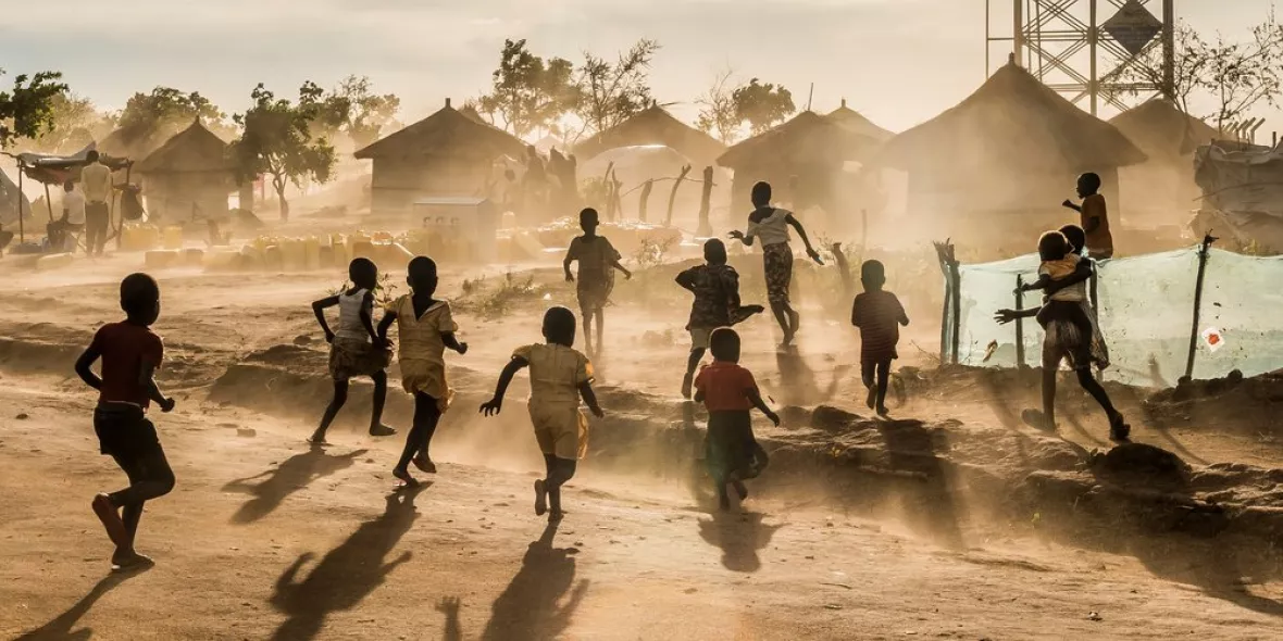 Geflüchtete Kinder aus dem Südsudan spielen im Bidibidi Camp in Uganda