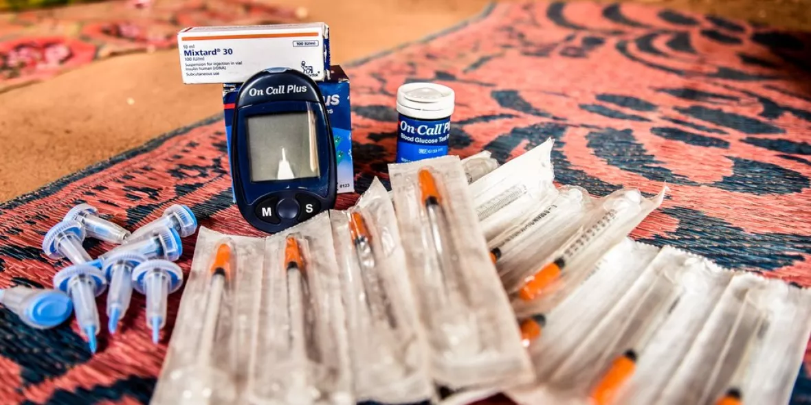 Ein Behandlungskit für Diabetes Typ 1 mit Spritzen und Blutzuckermessgerät