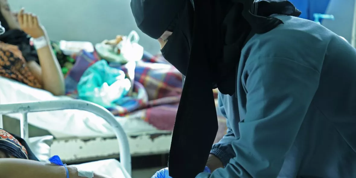 Eine Hebamme kümmert sich um eine Patientin