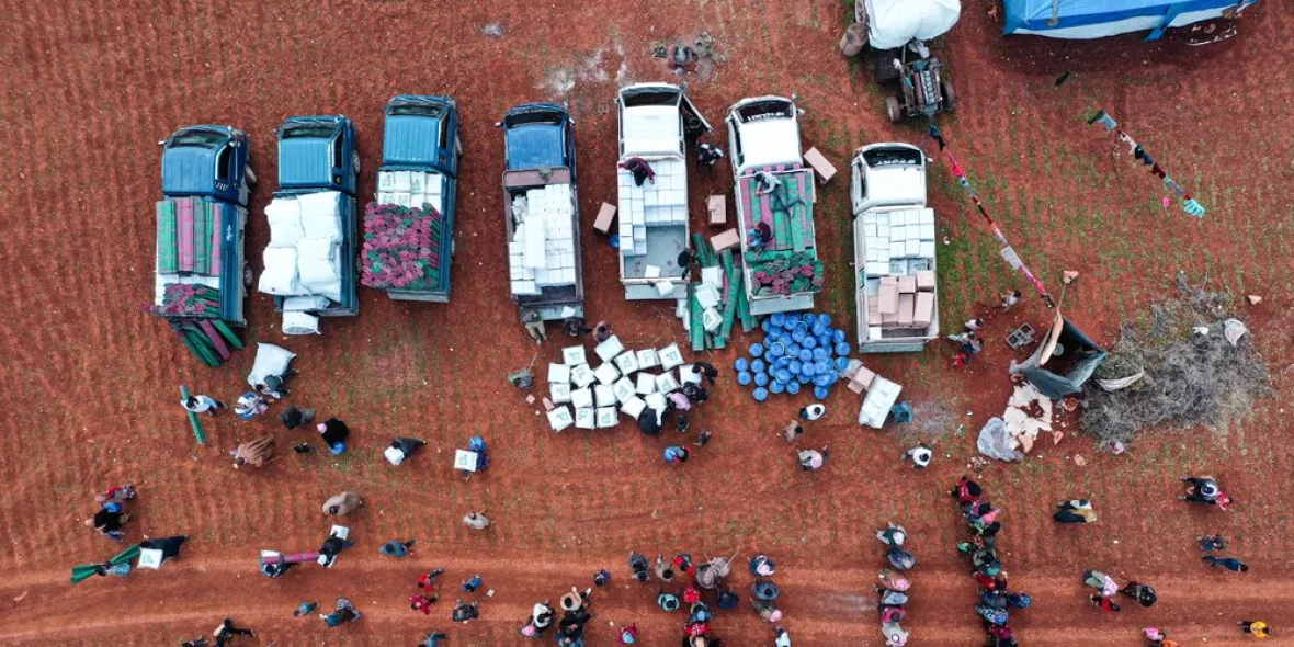 Verteilung von Hilfsgütern aus Autos in Idlib