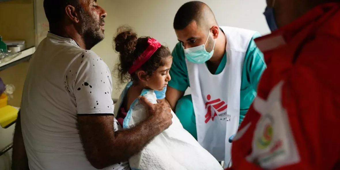 Ein Mitarbeiter behandelt Mädchen nach Explosion in Beirut im August 2020 zu uns kam. Humanitäre Hilfe braucht dich! Jetzt spenden!
