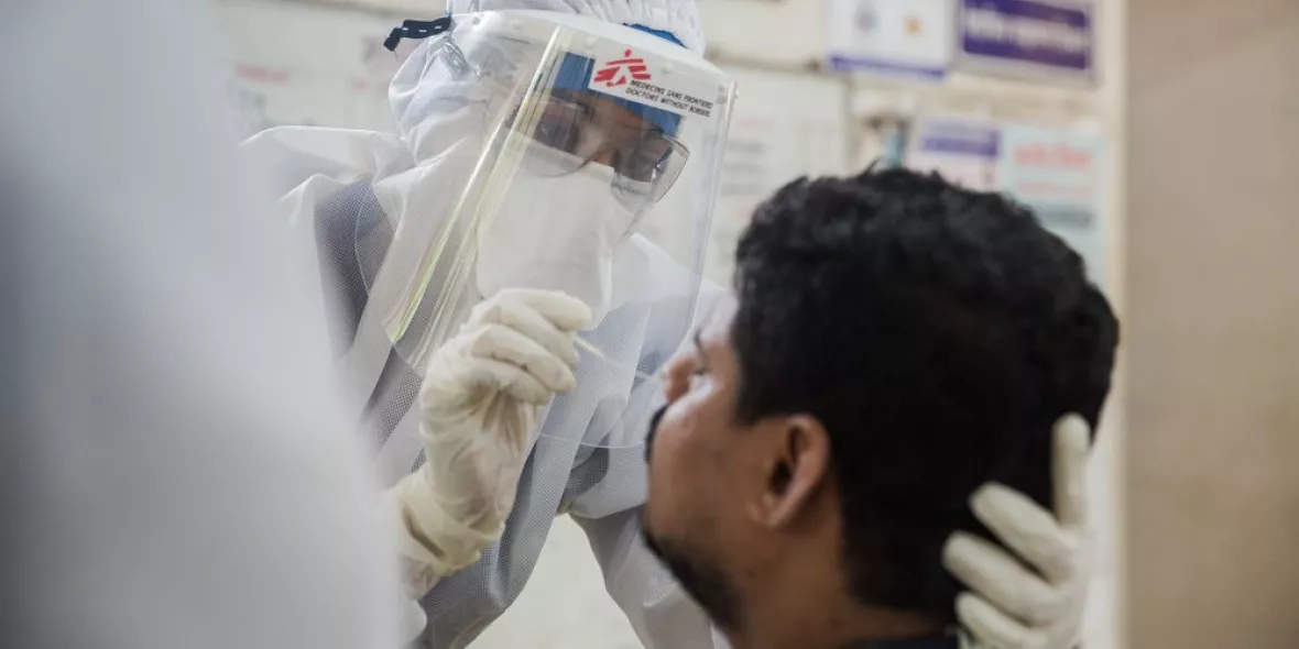 Eine Mitarbeiterin von Ärzte ohne Grenzen testet einen Patienten auf das Coronavirus