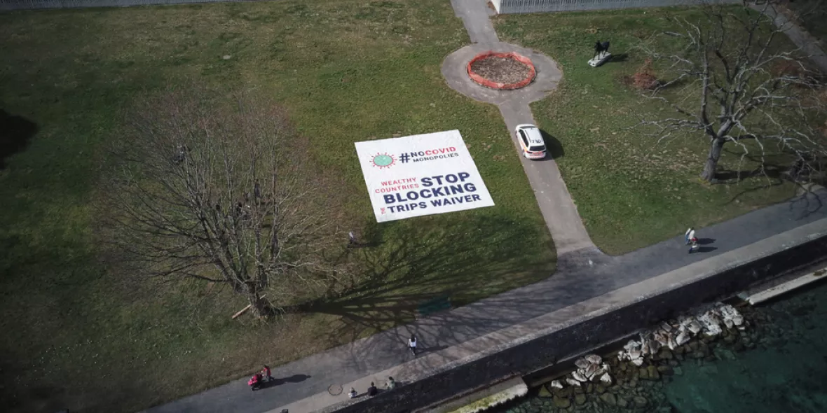 Protestbanner mit Drohne aus Luft aufgenommen