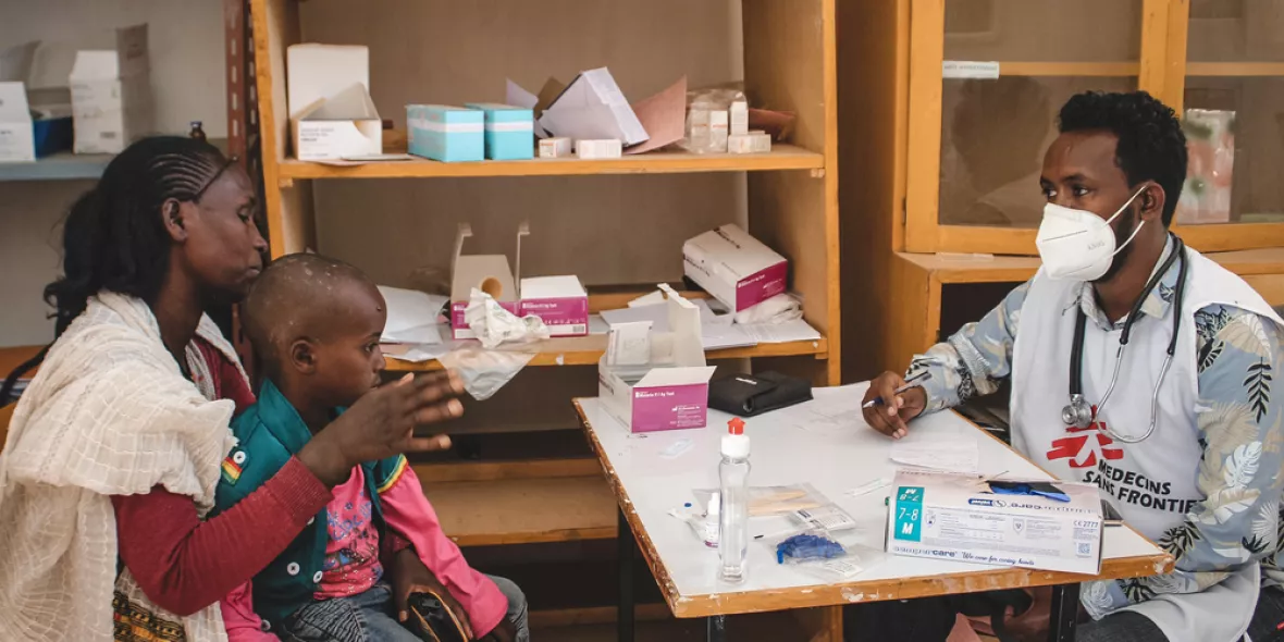 Mutter und Kind werden in unserer Klinik in Shire, Tigray behandelt.