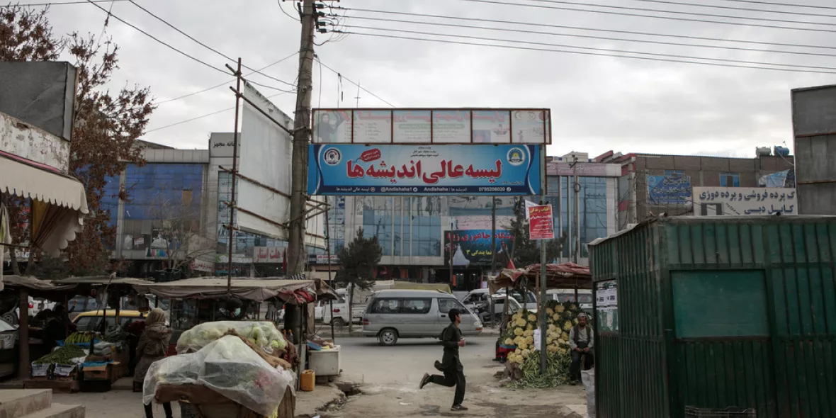 Blick aus dem Fenster auf den Eingang vom Krankenhaus in Kabul