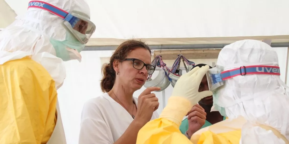 Schutzausrüstung anlegen für Ebola-Einsatz.