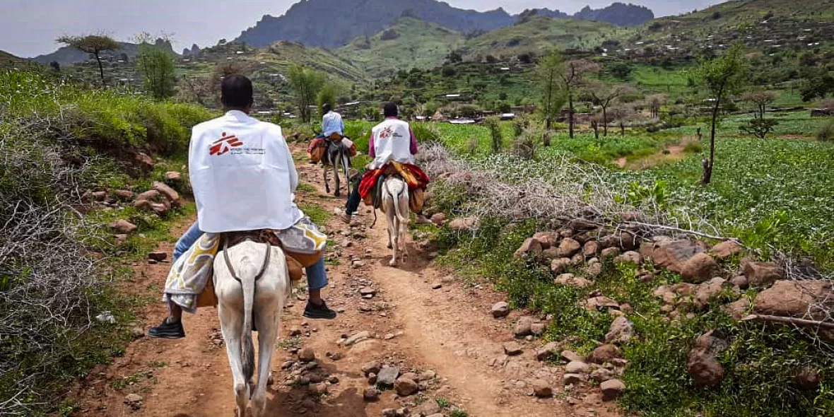 Unser Team reitet auf Eseln nach Umo