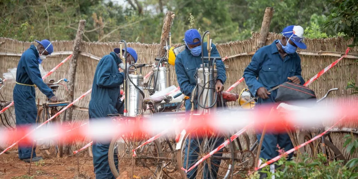 Mit Insektiziden gegen Malariamücken in Burundi.