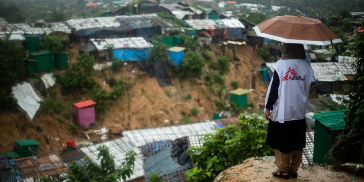 Mitarbeiterin blickt über Geflüchtetencamp der Rohingya