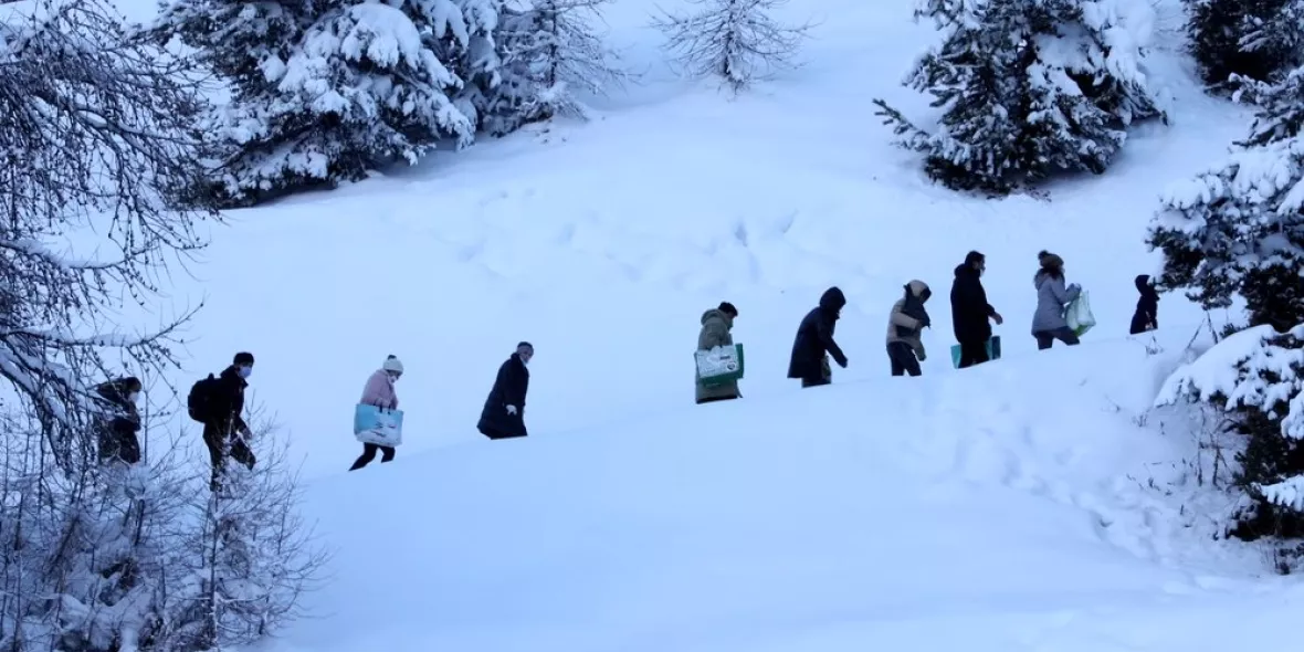 Eine Familie versucht, die Grenze zwischen Italien und Frankreich zu überqueren. 