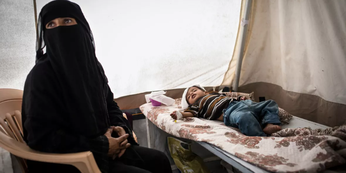 Mutter mit Baby in Cholera-Behandlungszelt