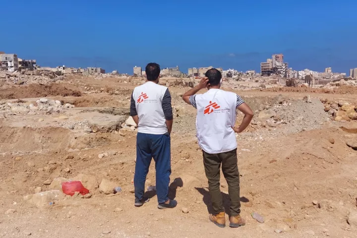 Zwei Menschen in Ärzte ohne Grenzen Shirt blicken auf Derna