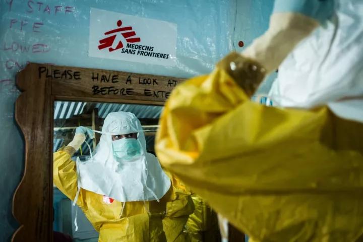 Mitarbeiterin im Ebola-Einsatz in Schutzkleidung