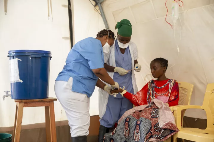 Pflegerinnen versorgen Patientin in Cholera-Behandlungszelt