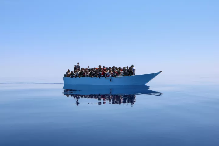 Ein mit Menschen überladenes Schiff in Seenot