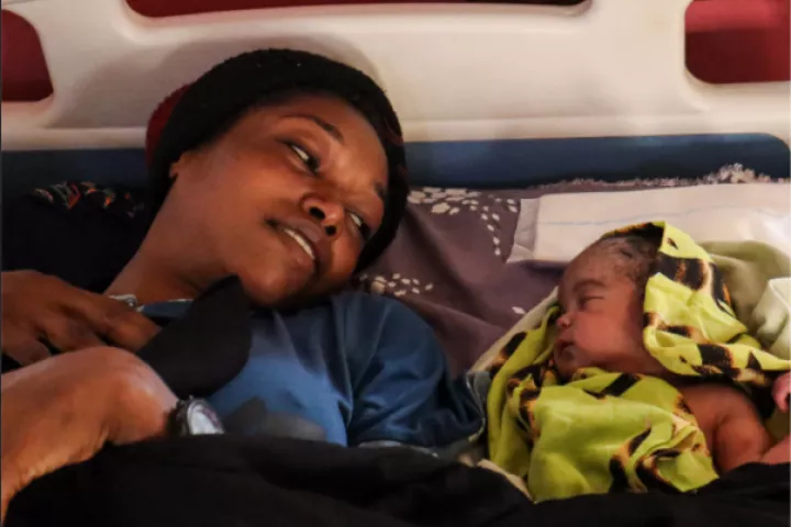 Mutter und Baby in Krankenbett darunter Titel der Publikation