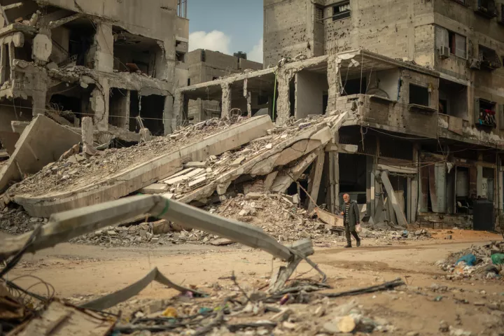 Gaza: Mann läuft durch zerstörte Stadt