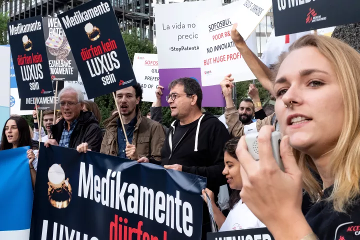 Gruppe von Protestierenden für bezahlbare Medikamente.