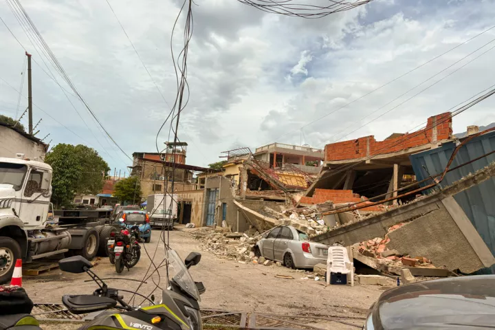 Nach einem Erdbeben in Venezuela liegen eingestürzte Gebäude und Trümmer in einer Straße.