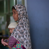 Mutter mit Kind im Goyalmara Green Roof Hospital, Bangladesch