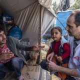 Chirurg Christos Christou spricht mit Familie in Moria auf Lesbos
