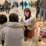 Armenien: Mitarbeiterin im Gespräch mit Geflohenen aus Bergkarabach