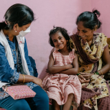 Indien Mitarbeiterin kümmert sich um um die 7-jährige Vaishnavi, die an medikamentenresistenter Tuberkulose erkrankt ist.