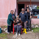 Familie vor zerstörtem Haus Erdbeben Türkei