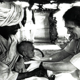 Schwarz-weiß-Foto von Arzt der Kind behandelt