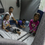 Mädchen Flüchtlingslager Moria Container