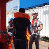 Einsatz im Mittelmeer: Ein Mitarbeiter hilft Geretteten an Bord der „Ocean Viking“. 