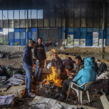 Die Menschen, die in Bosnien-Herzegovina gestrandet sind, schlafen in verfallenen Gebäuden.