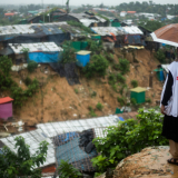 Mitarbeiterin blickt über Geflüchtetencamp der Rohingya
