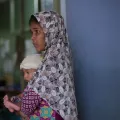 Mutter mit Kind im Goyalmara Green Roof Hospital, Bangladesch
