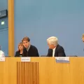 Christoph Hey spricht auf der Bundespressekonferenz